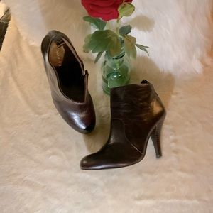 NINE WEST - Brown high heel booties with a side zipper. Sz 6m